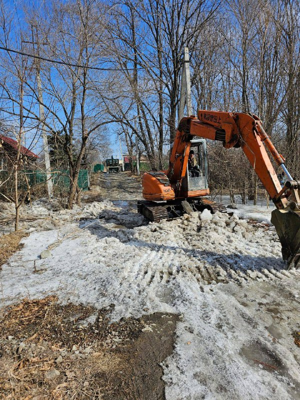 В поселке Раздольное чистят дороги от наледи.