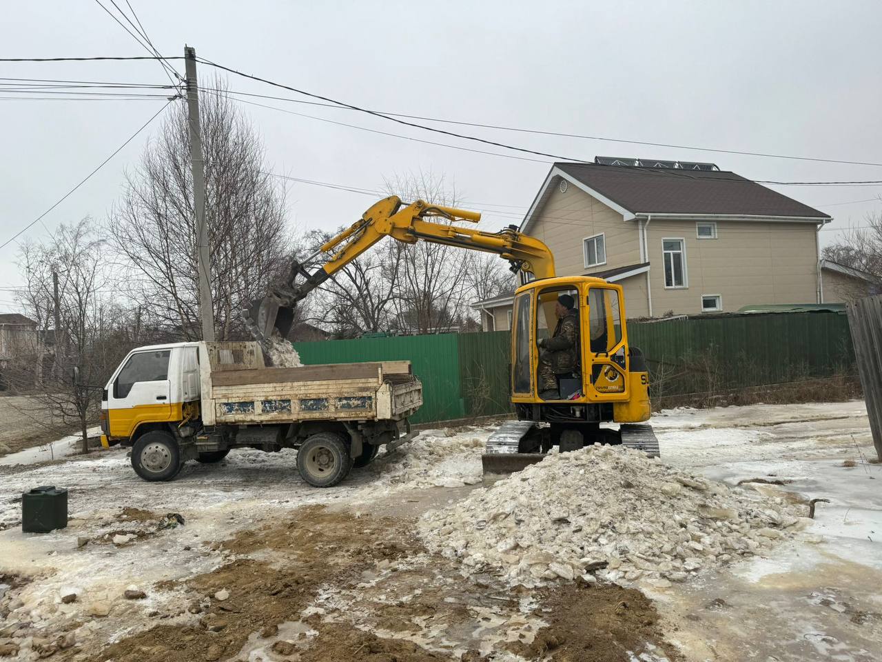 Администрация Надеждинского района ликвидирует наледь на дорогах.