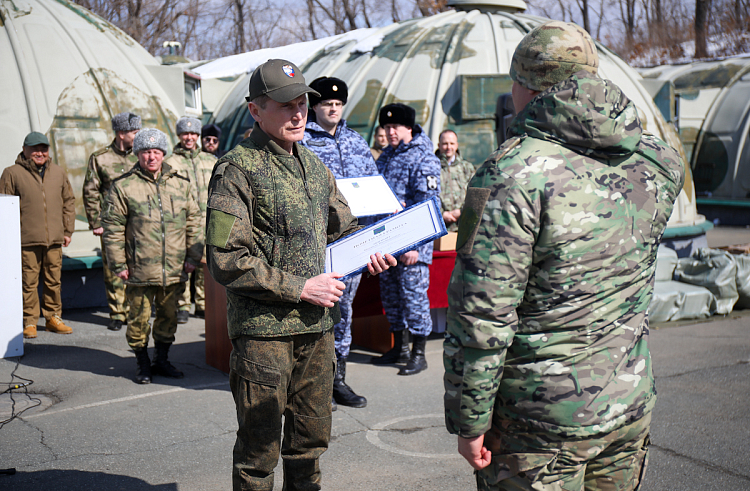 Губернатор Приморья наградил участников СВО.